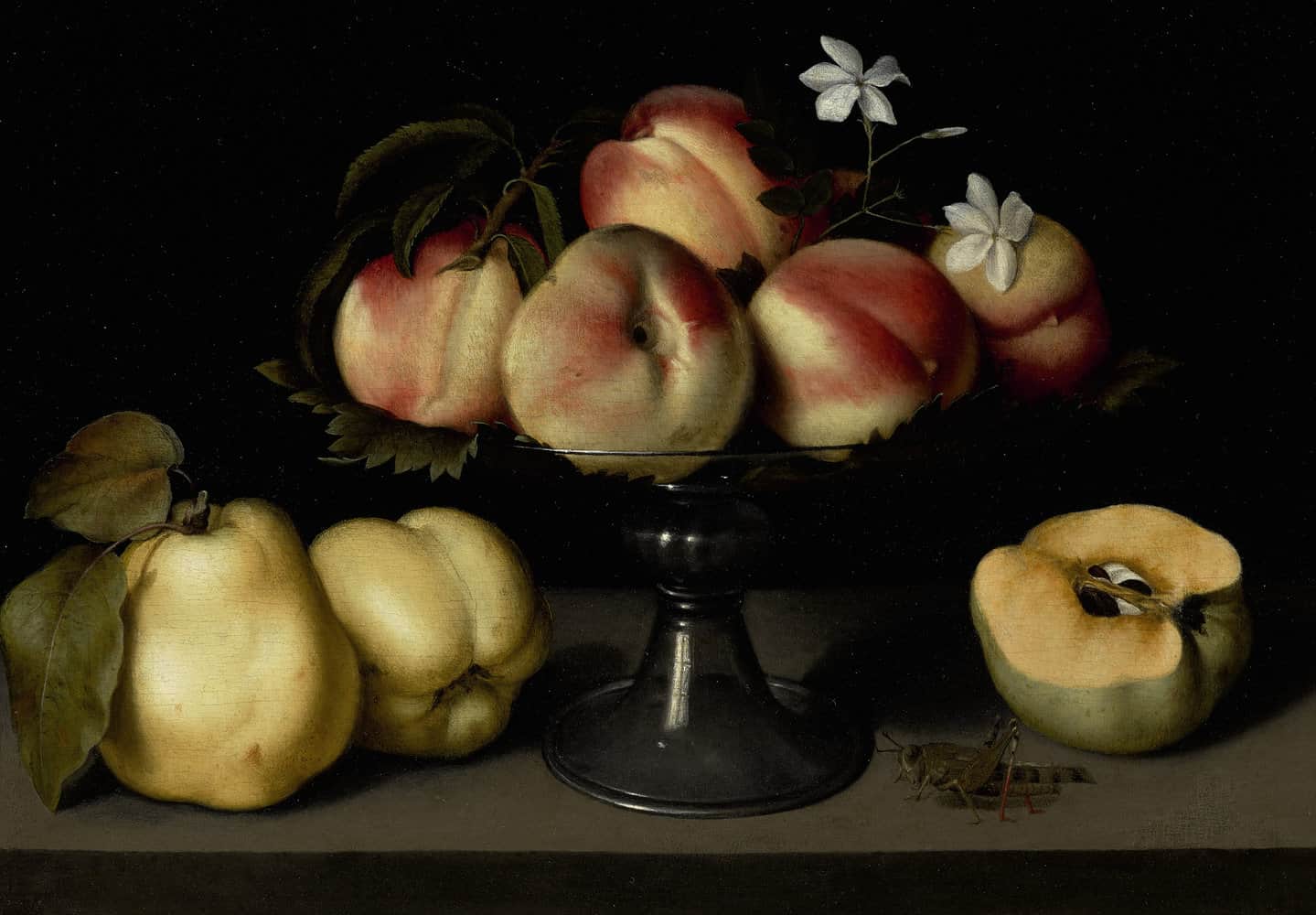 2 Fede Galizia Pesche in una fruttiera di vetro, fiori di gelsomino, mele cotogne e cavalletta