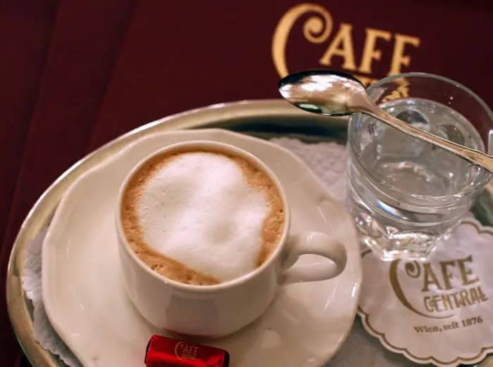1 caffè ed un bicchiere d'acqua (Reuters Lisi Niesner)